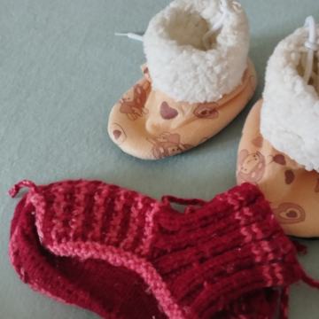 Copatki za novorojenca zraven podarim rdece pletene