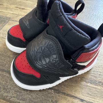 Otroški čevljčki NIKE SKYJORDAN ŠT 21