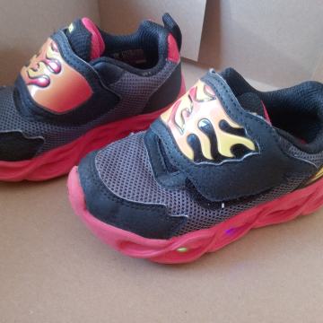 Otroški čevlji 24 z lučkami Skechers
