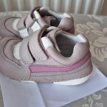 otroški čevlji za deklice 22