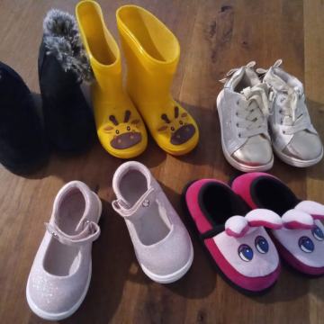 OTROŠKI ČEVLJI PET PAROV ZA 8 €