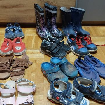 Otroški čevlji št. 27 in 28 (11 kom)