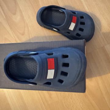 Otroški sandali natikači Tommy Hilfiger kot novi