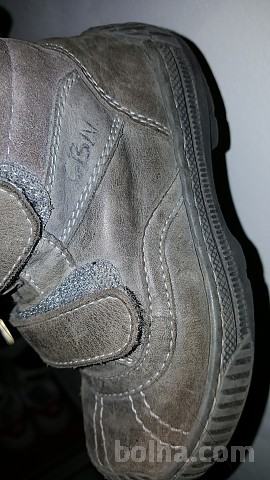 škornji in čevlji za fantka