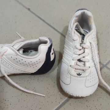 Športni copati št. 22 (2 para)