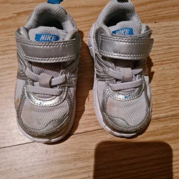 Superge Nike št. 21