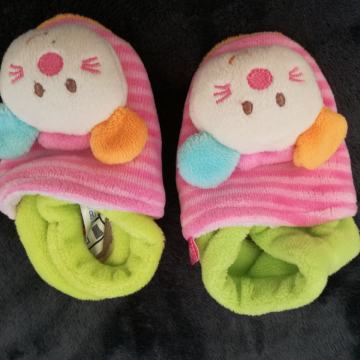 Copatki z ropotuljico, kot novi, za 0 - 6 mesecev