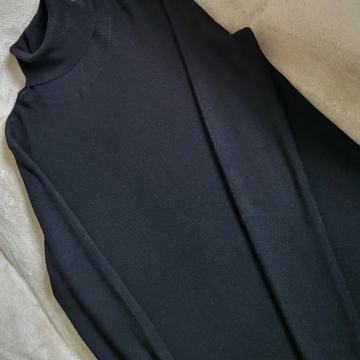 Črna pletena obleka s pasom