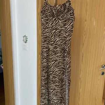 Prodam daljšo žensko obleko z razporkom spredaj.