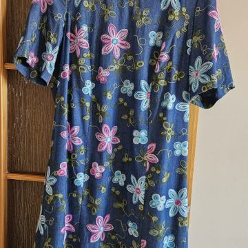 Ročno šivana bombažna obleka z rožami – velikost 44