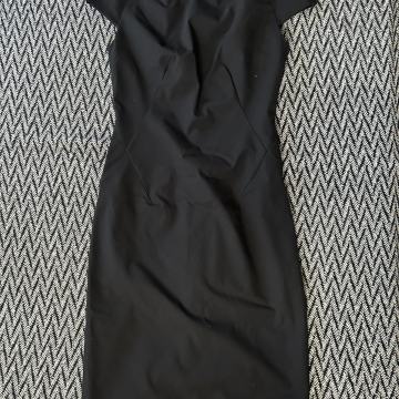 Zara elegantna crna obleka do kolen