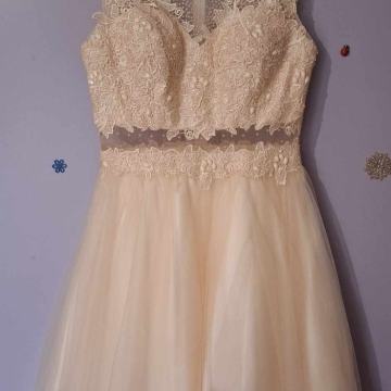 Obleka za birmo ali valeto.