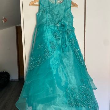 Svecana oblekca za 10 let