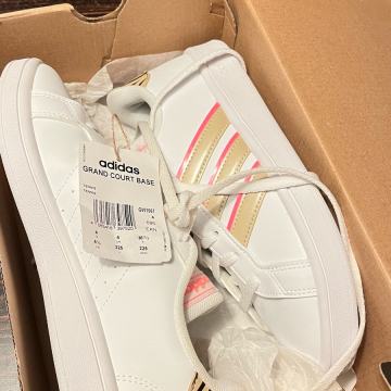 Adidas beli otroški čevlji-36 2/3-NOVO