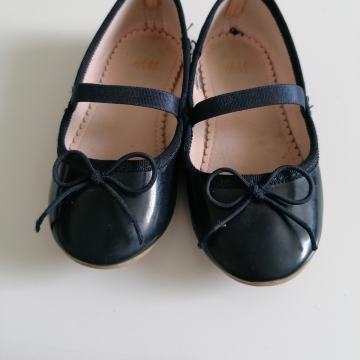 Balerinke za deklico št.25 H&M (lakaste, temno modre)