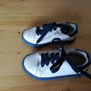 Beli čeveljčki št. 25