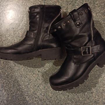 Črni gležnarji št. 33