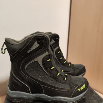 Dekliška ,lahko tudi fantovska obutev