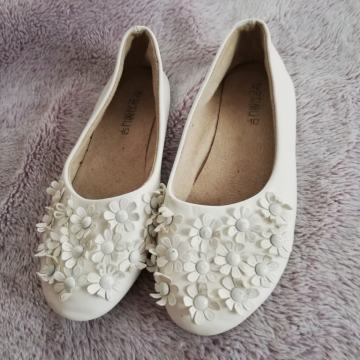 Dekliške balerinke bele barve ca 34