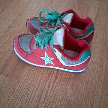 Dekliške teniske št.32.