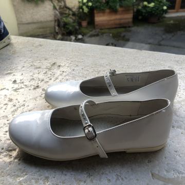 Dekliški beli lakasti čevlji 35