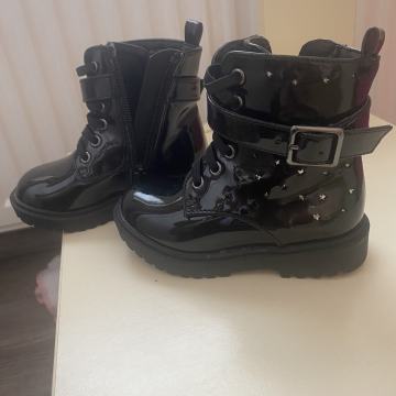 Dekliski bulerji stevilka 22