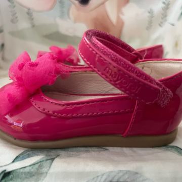 Dekliški čevlji št. 19