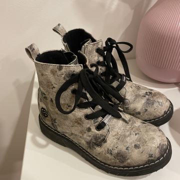 Dekliški čevlji št 31