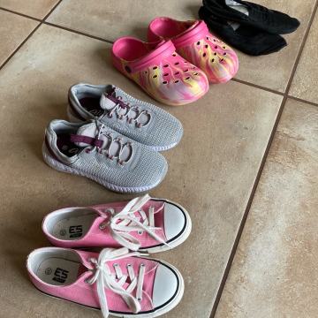 Dekliški čevlji št. 33-34- komplet 5 parov in še dodatni…