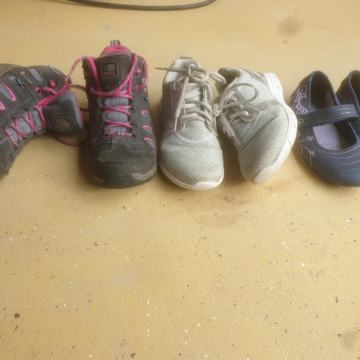 Dekliški čevlji št. 34.