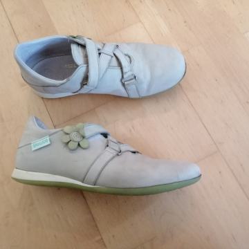 Dekliški čevlji št. 35