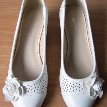 Dekliški čevlji št. 36