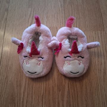 Dekliški copati za mlajše.