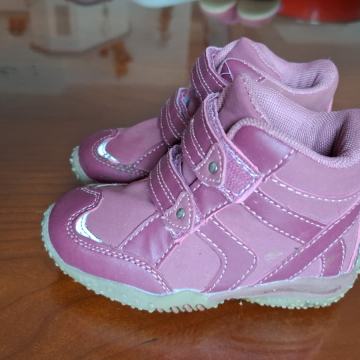 dekliški modni / športni čevlji št. 22