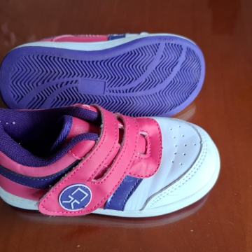 dekliški modni / športni čevlji - teniske št. 25