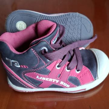 dekliški modni / športni čevlji - teniske št. 25