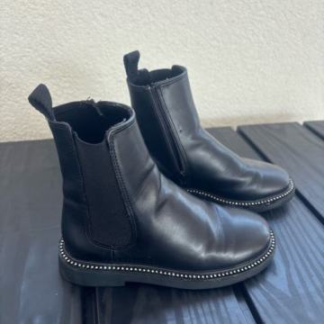 Kot novi dekliški škornčki