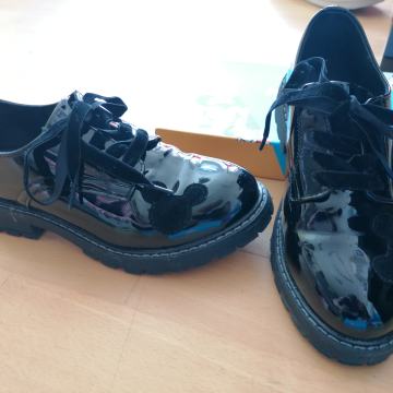 Lakasti cevlji st. 35