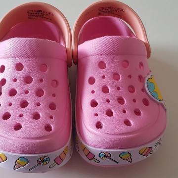 Natikači, "crocs", št. 24