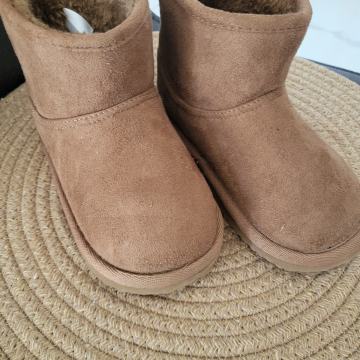 Novi nerabljeni dekliski podlozeni skornji vel.26/27