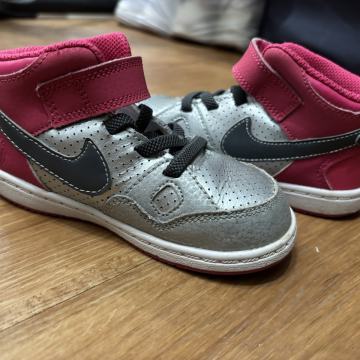 Nike rozne superge, čevlje št. 25