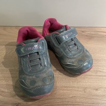 Čevlji GEOX sivo-roza z lučko, št. 23