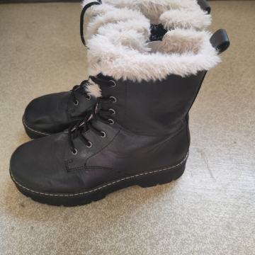 Otroške zimske škornje prodam