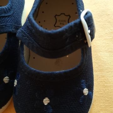 platneni copati za deklico št. 18 z usnjenim vložkom NOVE