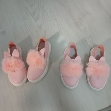 Prodam 2 kosa za punčko v št   28 NOVO