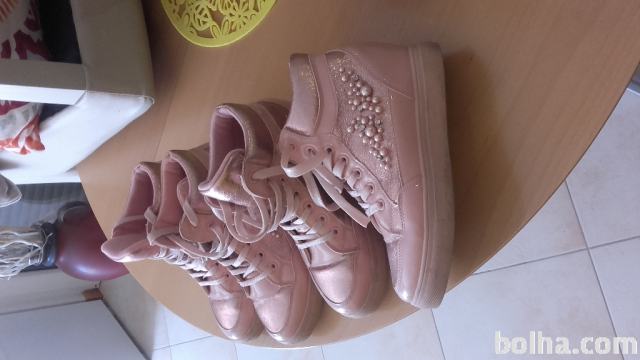 prodam dekliške čevlje z dvignjeno peto