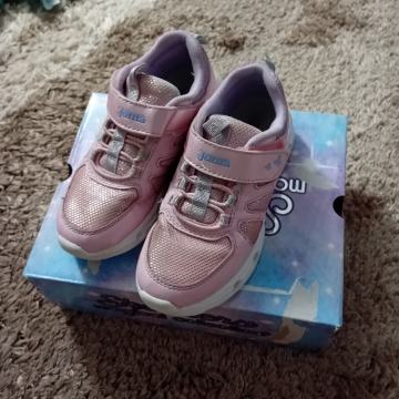 Prodam obutev v št. 31