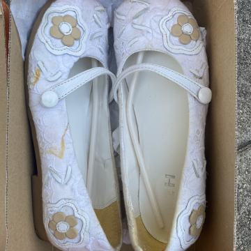Prodam otroške bele balerinke z rožicami, št. 36