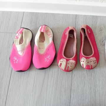 Prodam v kompletu obutev za punčko št. 22