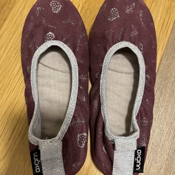 Šolski tekstilni copati Vučko, velikost 30, 2 para, 4 € vsak